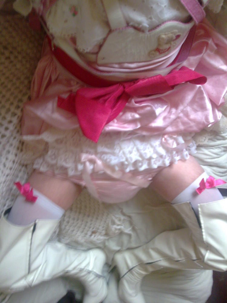 pink and white sissy
pink and white frilly sissy in pvc thigh high boots
