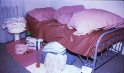 Gummi-Bett
Das Gummi-Bett steht bei seiner Schwiegermutter und er hat oft bei ihr zuÃ¼bernachten. 
